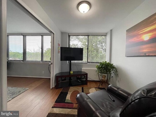 Building Photo - 600 Roosevelt Blvd Unit 314