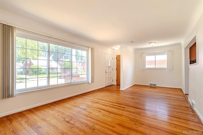 Photo - 23000 Alger St