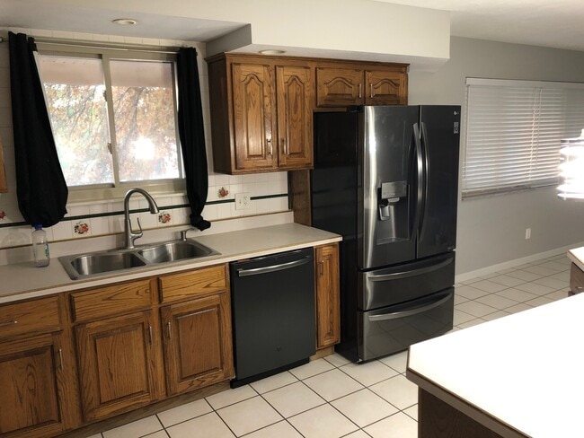 Black Chrome appliances - 302 Coronation Dr