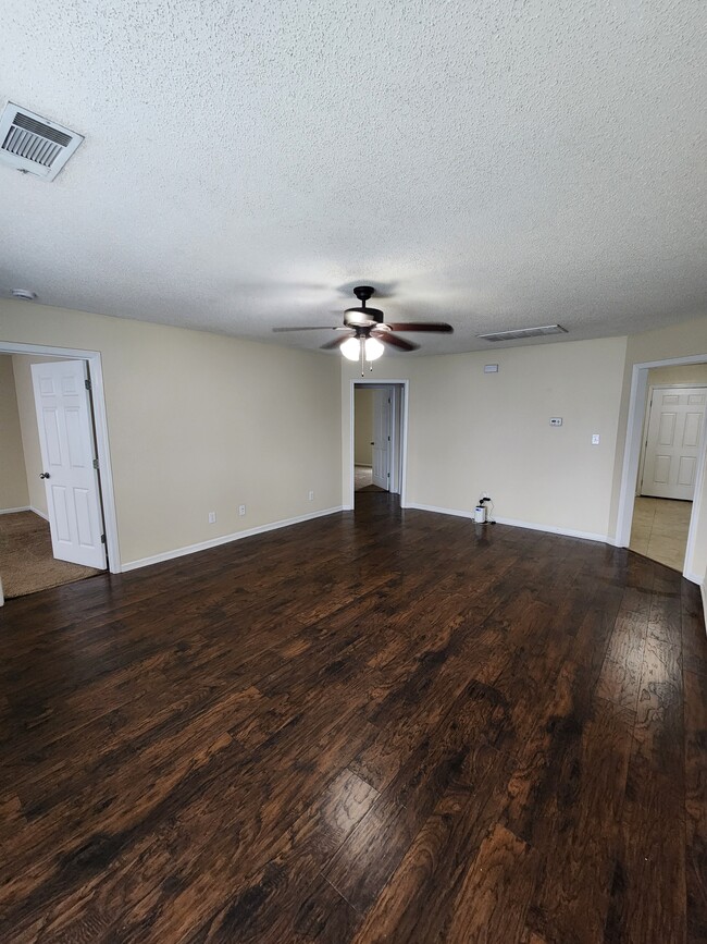 Photo - 1239 Askew Dr