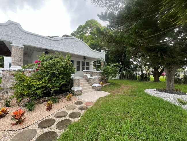 Building Photo - 130 SW 1st Ave