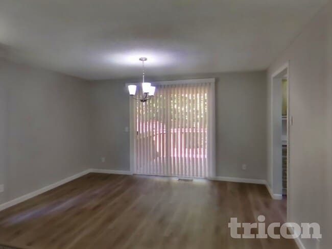 Photo - 3394 Tyee Pl NE