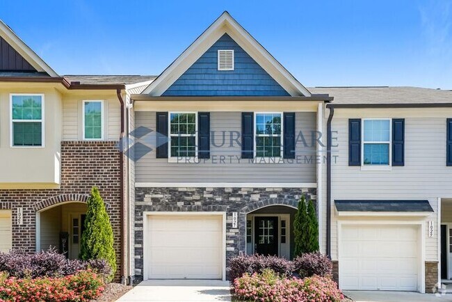 Building Photo - Townhome | Back Patio with Privacy Fence |...