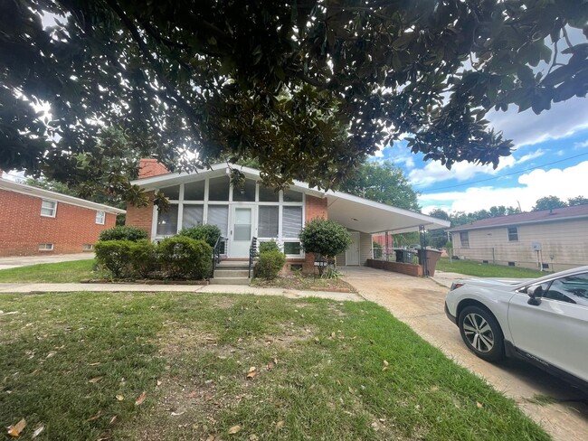 Adorable 3 Bedroom With Updates House - House Rental In Greensboro, Nc 