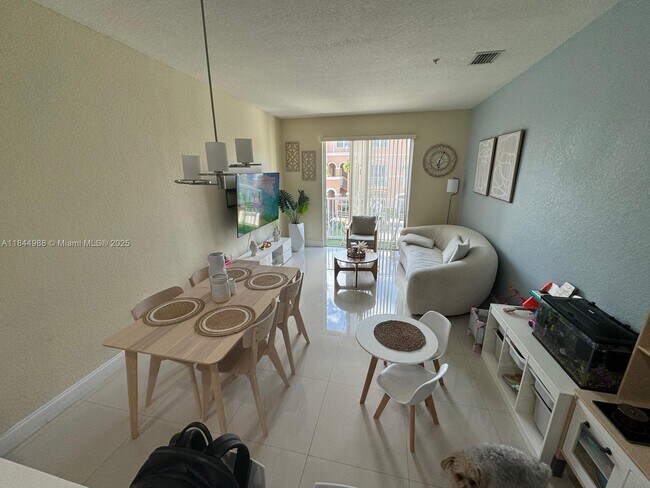 Photo - 17620 NW 73rd Ave Unidad 206-17 Rental