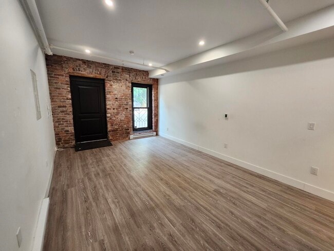 Building Photo - 57 Canterbury St Unit 204 (CMHC)