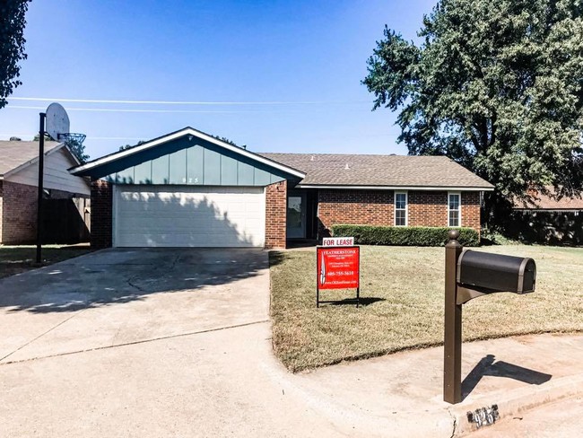Building Photo - 925 St James Ct