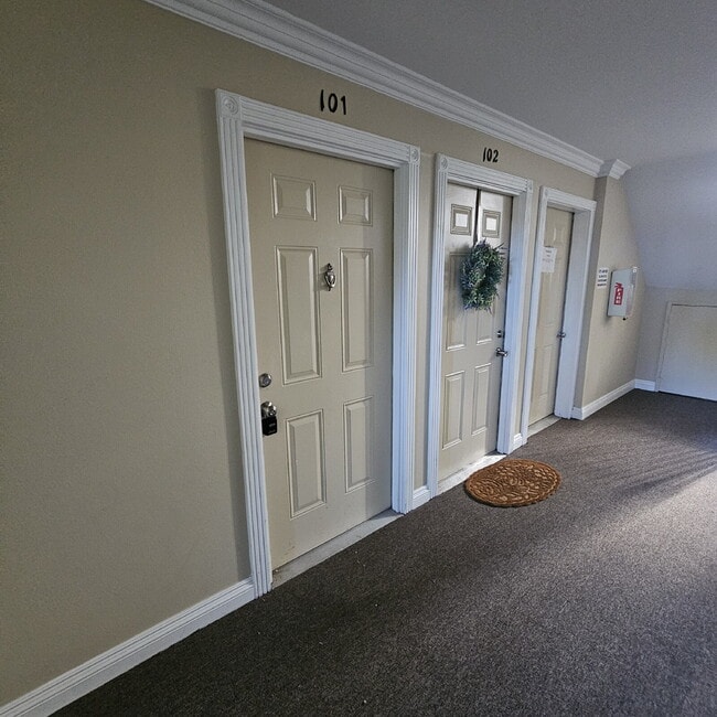 Photo - Nice 2 Bedroom, 1.5 Bath Condo Near Hall R...