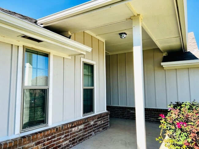 Photo - Beautiful 3BD 2BA w/ Bonus Room Located in Edmond's Falls at Vista Ln Addition!!