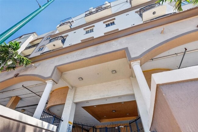 Building Photo - 5271 SW 8th St Unit 305
