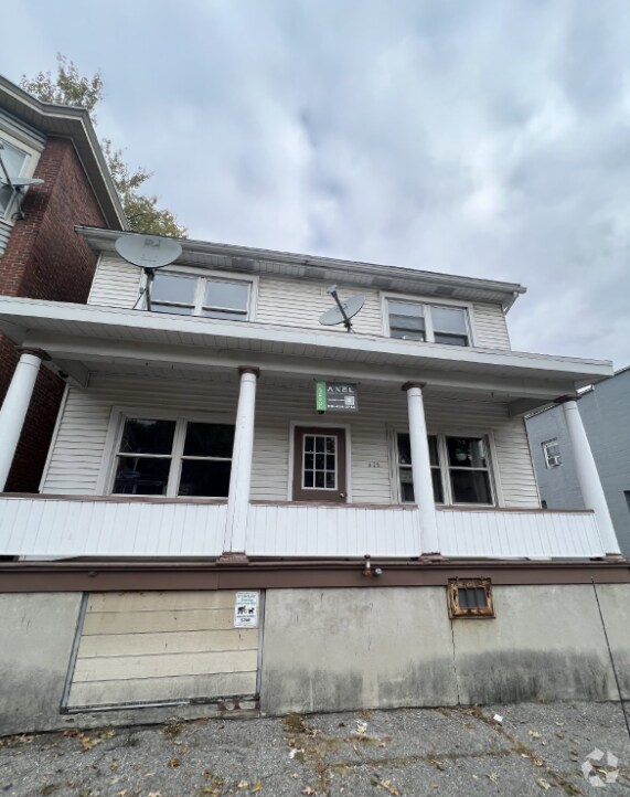 Building Photo - Available Now! 2BR 1BA in Tamaqua! Unit 3 Rental