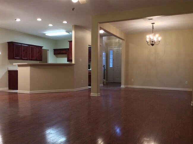 Photo - 3BD/2.5BA with Bonus Room in Collierville Farms.  Over 2300 sq ft!.  Pets are welcome!