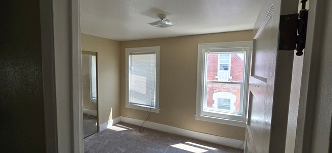 Dormitorio - 1112 E 6th St