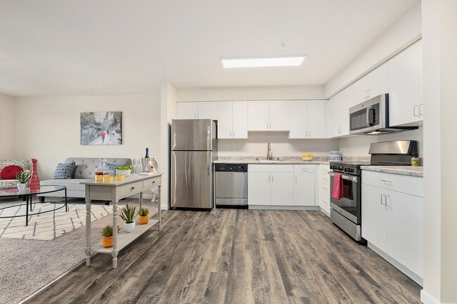 Cocina de la sala de estar para personas mayores Tukwila Village - Tukwila Village Senior Living Apartments