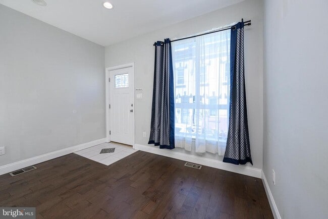 Photo - 1439 N Newkirk St