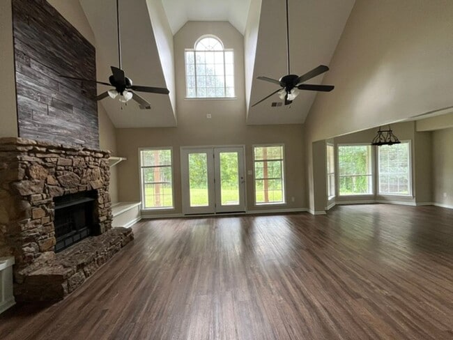 Photo - Renovated 4 Bedroom 3.5 Home for Rent!