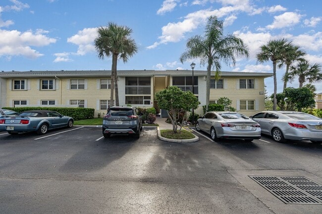 Building Photo - Furnished Seasonal Condo Unit A-103