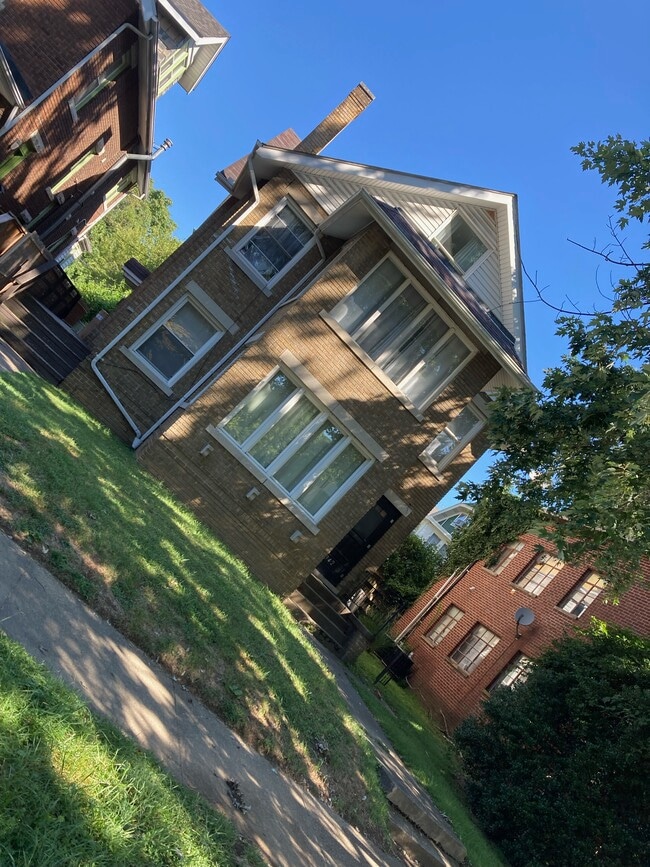 Building Photo - 942 12th Ave Unit 1