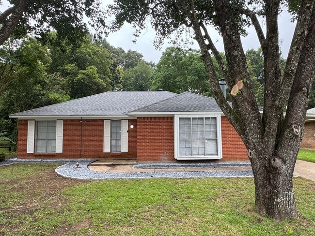 Building Photo - Beautifully Redone