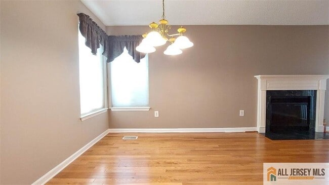 Photo - 45 Farnham Square