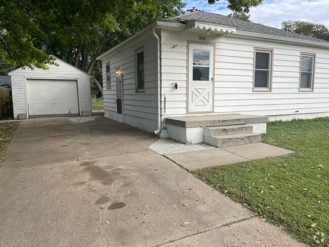 Building Photo - 3 Bedroom Home