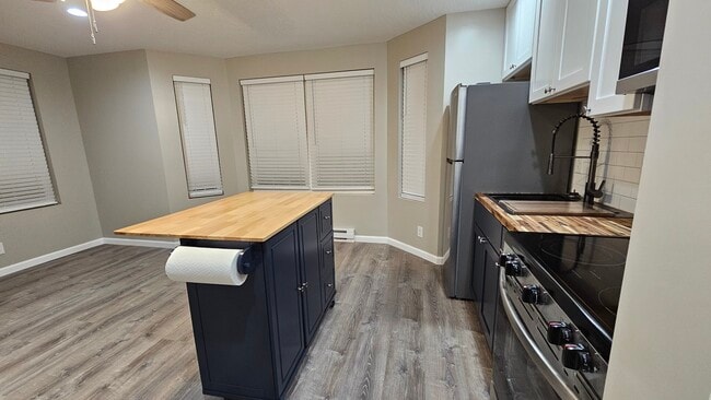 Photo - 715 W 8th St