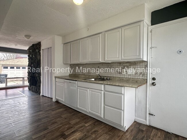 Photo - Beautiful Mid-Century 3 Bedroom Steps from...