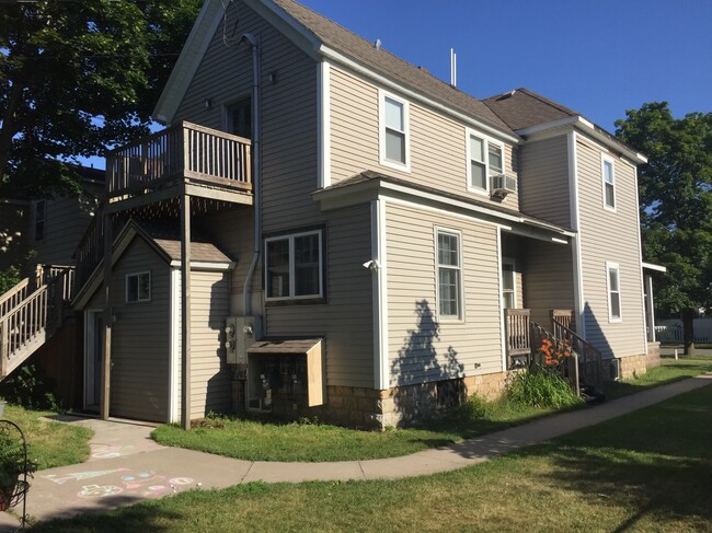Upper with back deck - 1311 1st Ave S Unit UpperapartmentB
