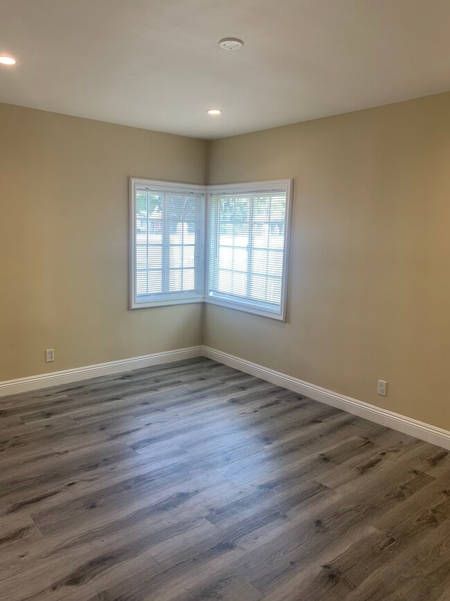 Photo - 17902 Saticoy St