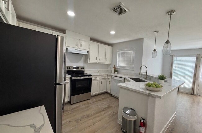 Photo - 3114 Bolt St