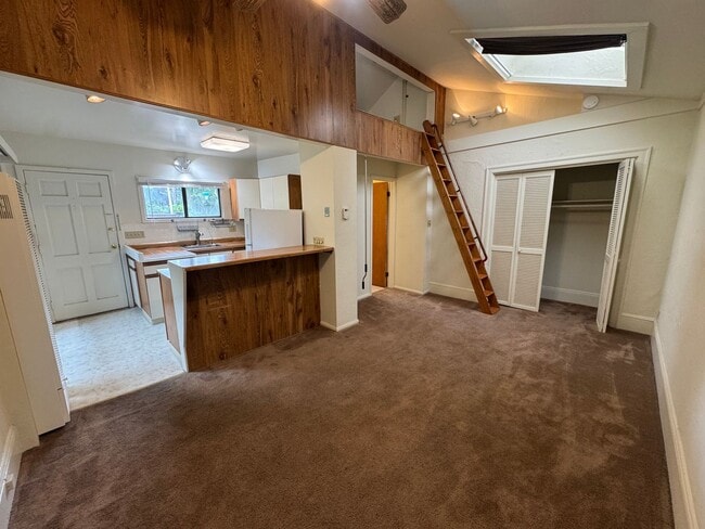 Building Photo - 2026 Clinton Ave Unit 2026 Clinton Ave-  B