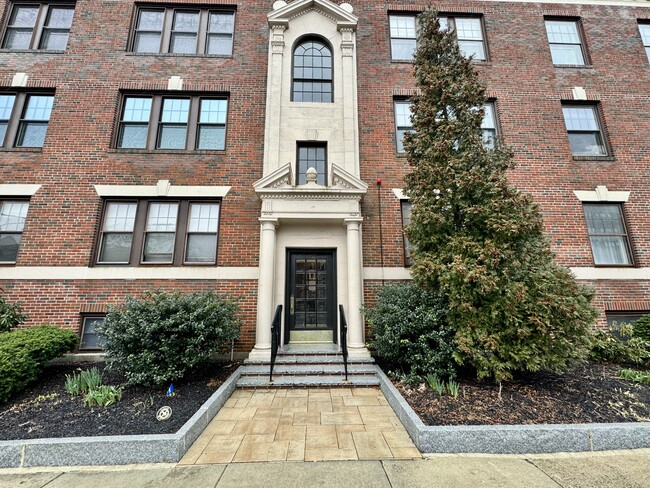 Photo - 1992 Commonwealth Ave Unidad 2