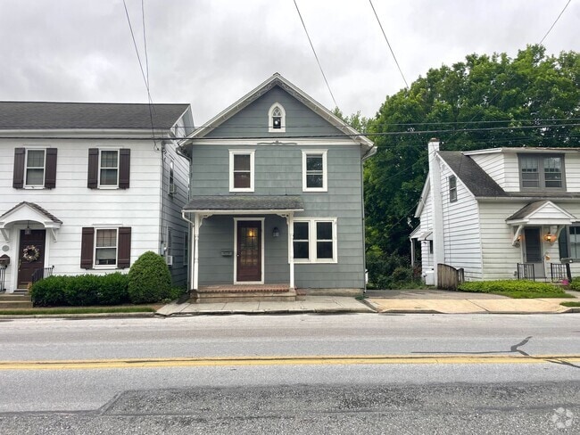 Building Photo - Charming & Spacious 3-Bedroom Home in the ...