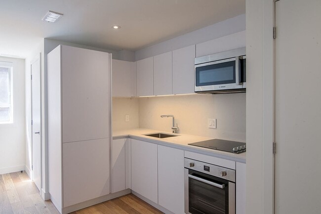 Building Photo - 25 Av des Pins O Unit 212