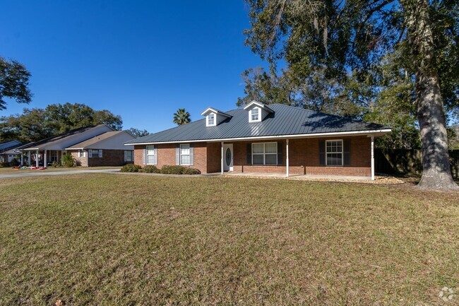 Building Photo - Charming 3BR/2BA Brick Home in the Heart o...