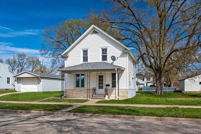 Photo - Southside 3BR house w/ garage and quartz countertops!