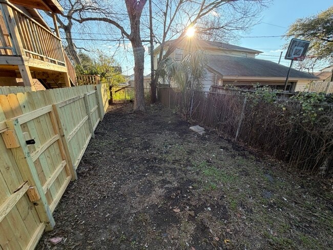 Building Photo - 1554 Scharpe St