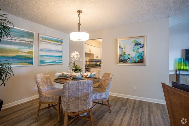 2BR, 1BA - 975 SF - Tranquility - Dining