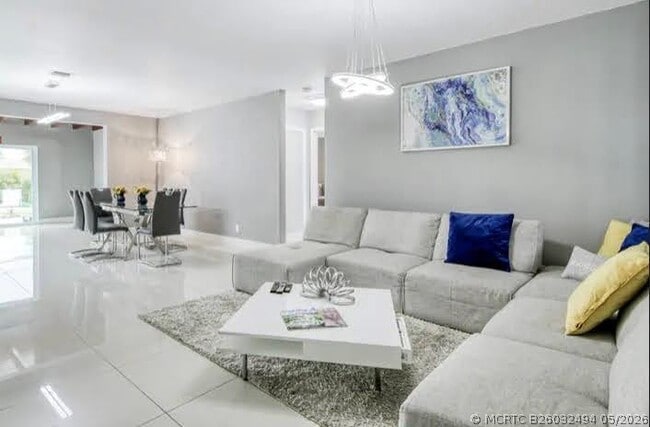 1905 N 45th Ave