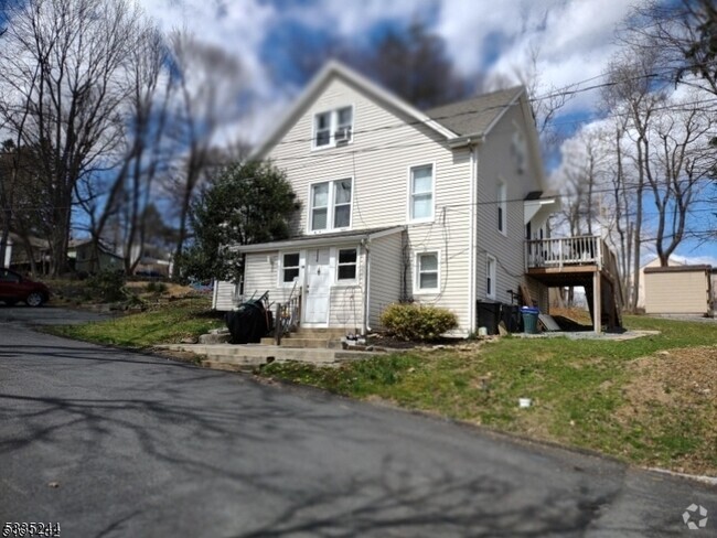 Building Photo - 1 Woodlawn Terrace Rental