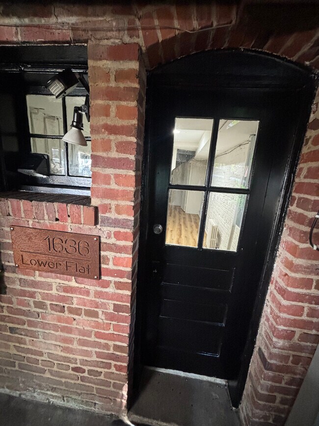 Entry to the unit/laundry - 1636 44th St NW Apartamentos Unidad English Basement