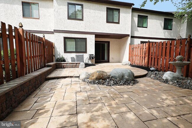 Photo - 72 5 Crown Royal Cir