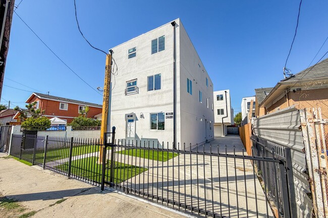 Building Photo - 423 E 31st St Unit #421 1/2