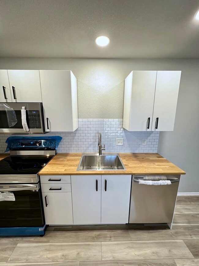 Photo - 3801 Meadowbrook Dr Unit L