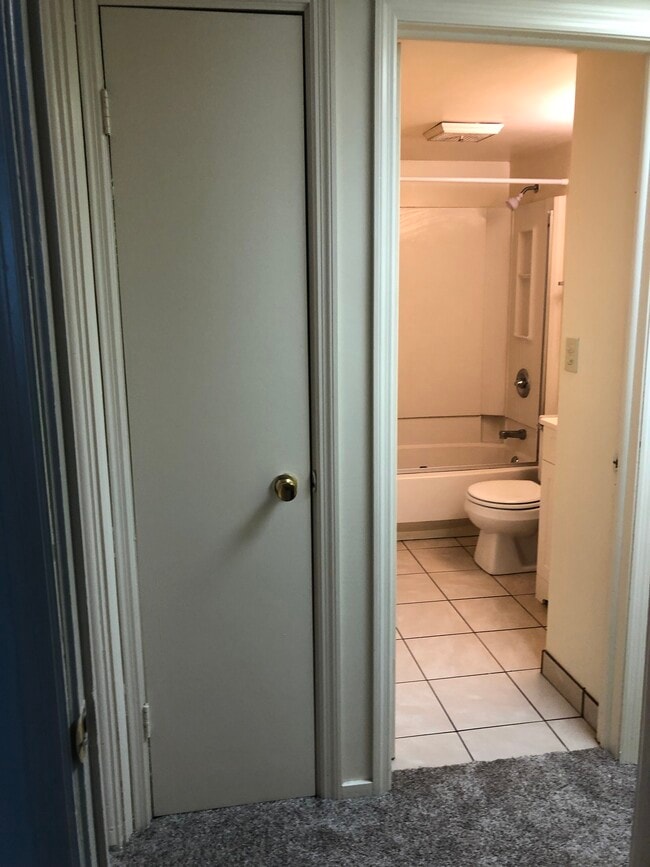 Linen closet in hallway - 306 E Henry St Unit Apt. 1