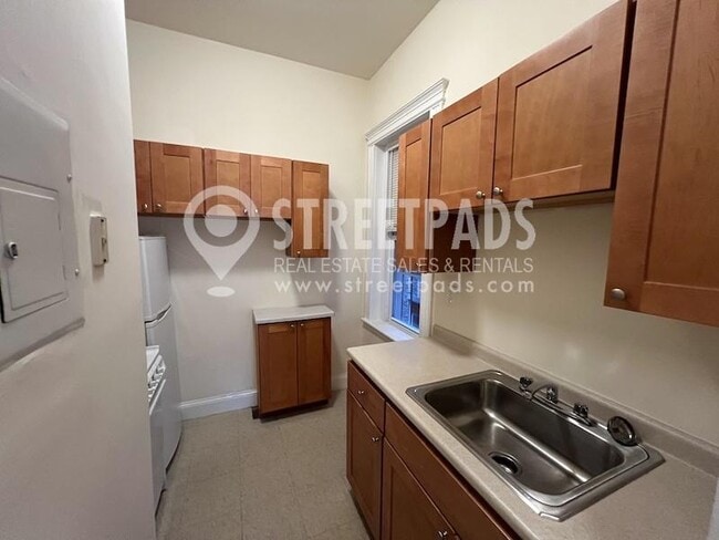 Building Photo - bedroom in Boston MA 02215 Rental