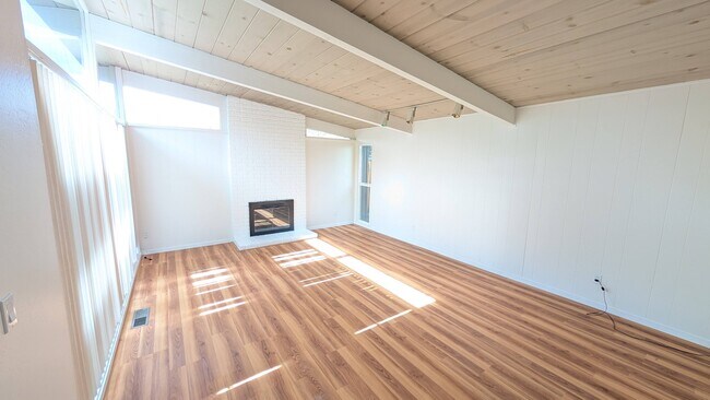 Photo - 1076 Oaktree Dr