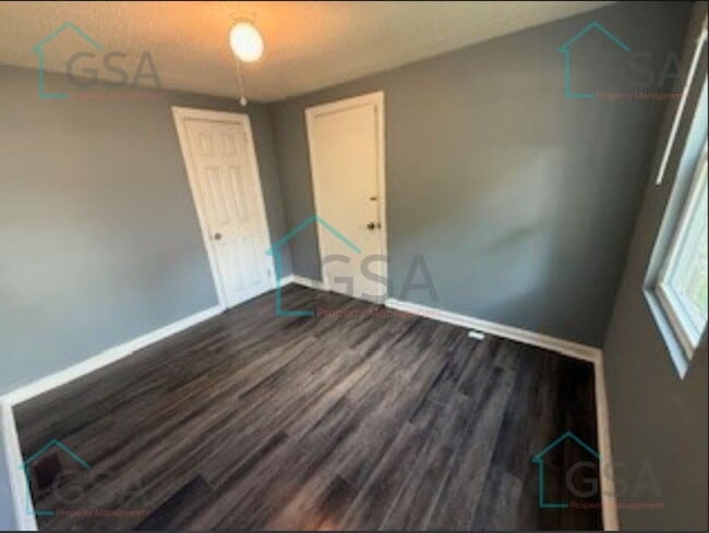 Building Photo - 2 Bedroom 1 Bath