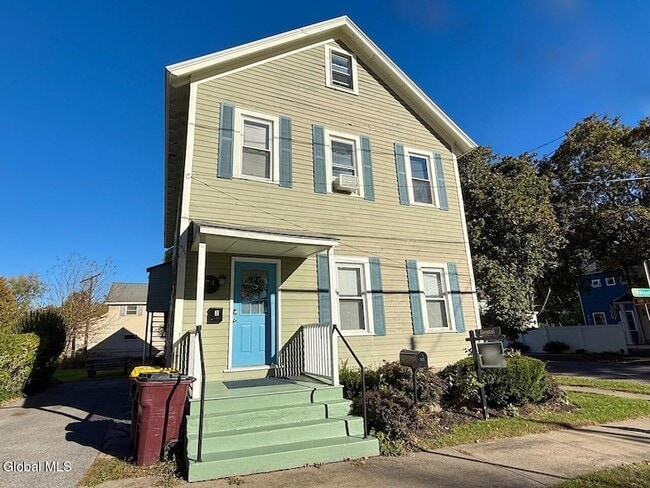 Building Photo - 74 Walnut St Unit 2