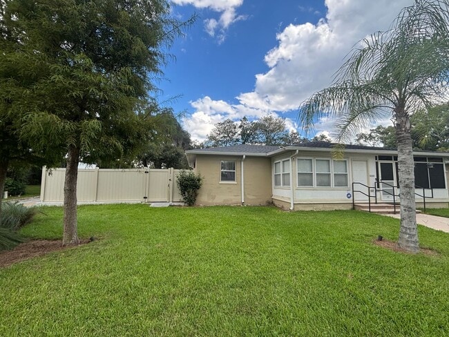 Building Photo - 2/1 duplex - Great Location near downtown